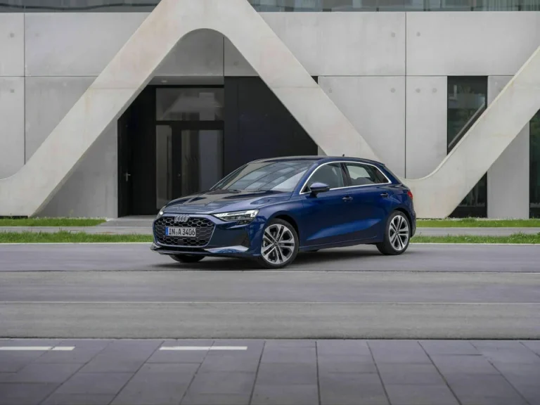 Audi A3 leasen - schuin vooraanzicht bij een modern architectonisch gebouw