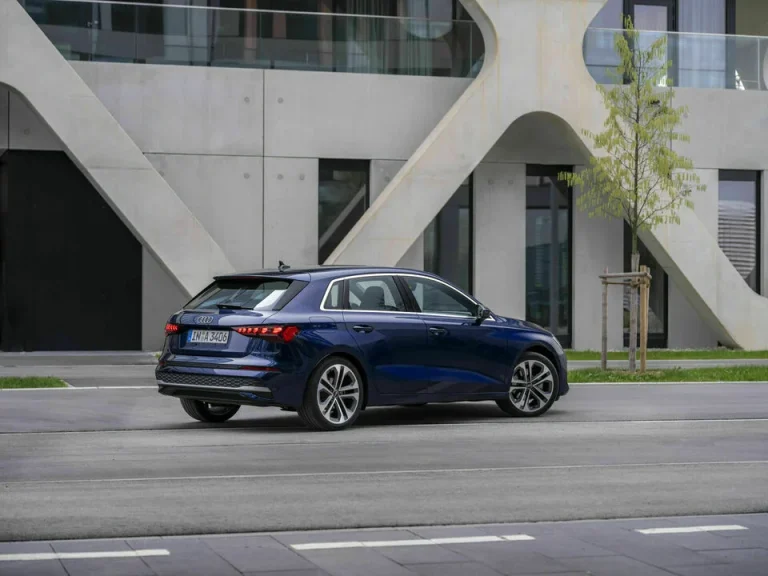 Audi A3 leasen - schuin achteraanzicht bij hetzelfde moderne gebouw