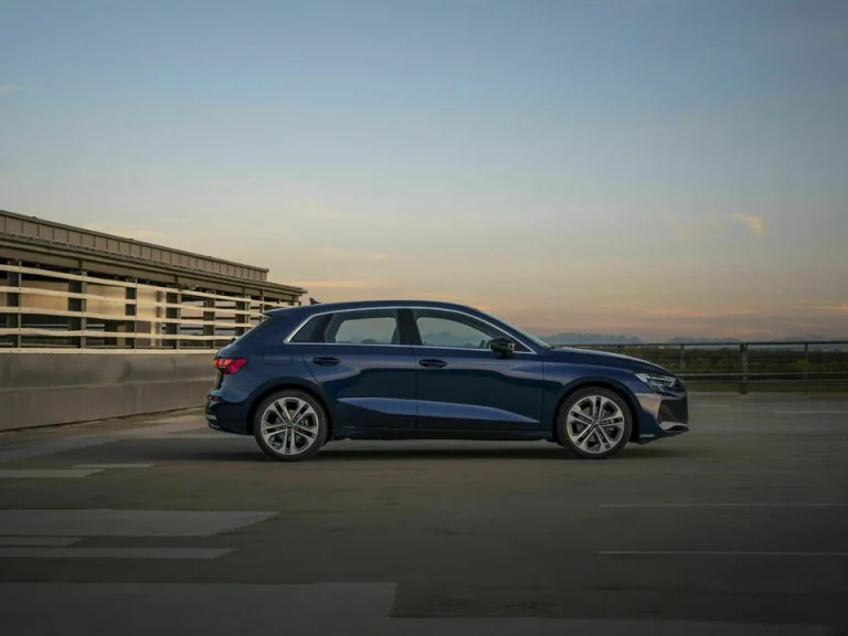 Audi A3 leasen - zijaanzicht op een verhoogde weg bij zonsondergang