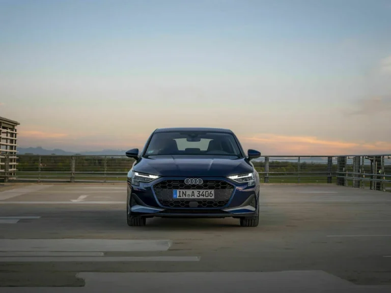 Audi A3 leasen - vooraanzicht met een zonsondergang op de achtergrond