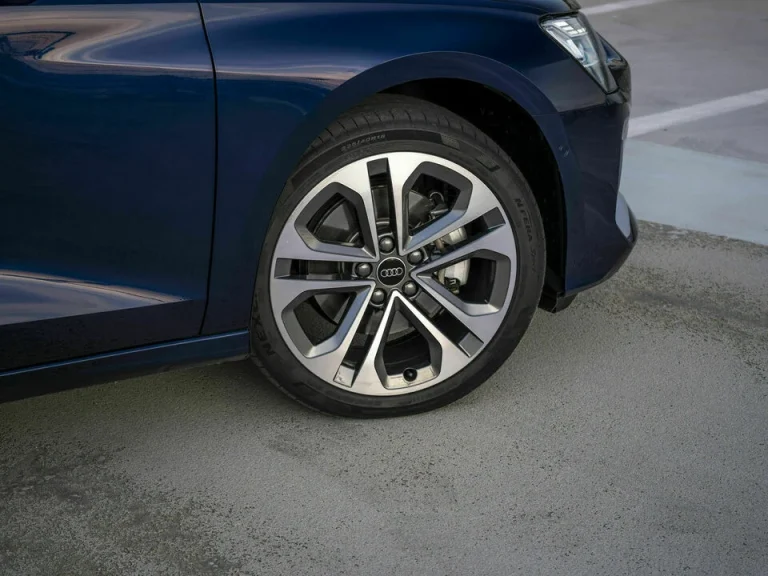 Audi A3 leasen - close-up van het voorwiel en de wielkast