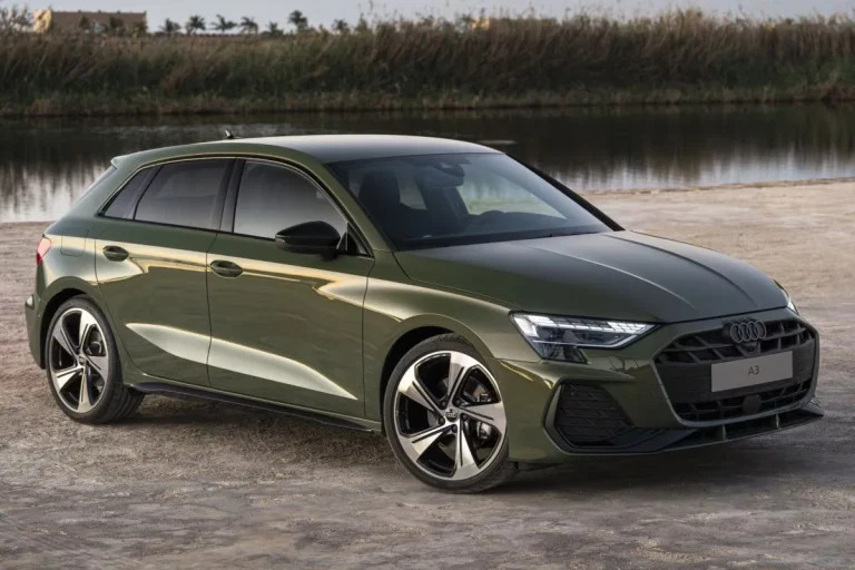 Audi A3 zakelijk leasen - schuin vooraanzicht van de olijfgroene uitvoering bij een meer