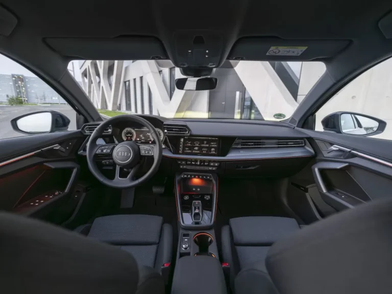 Audi A3 zakelijk leasen - dashboard gezien vanuit het geopende portier