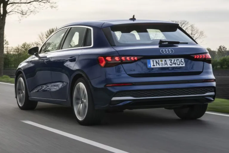 Audi A3 zakelijk leasen - schuin achteraanzicht tijdens het rijden langs bomen