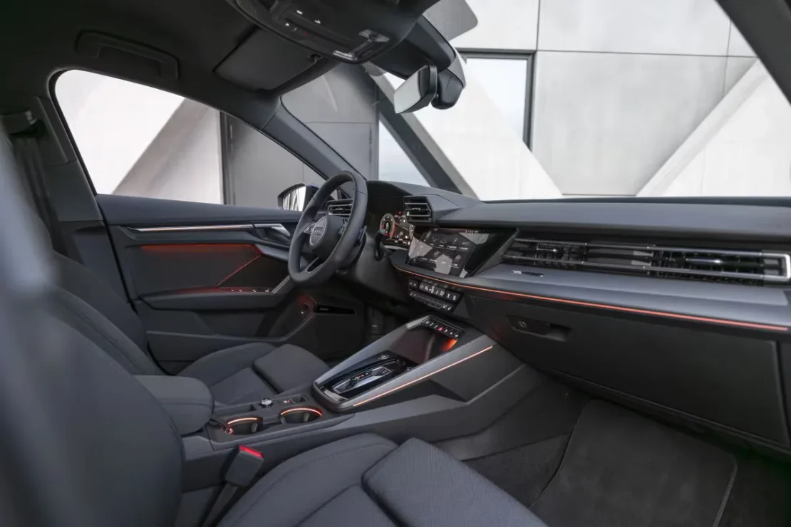 Audi A3 zakelijk leasen - voorstoelen en dashboard gezien vanuit het geopende portier