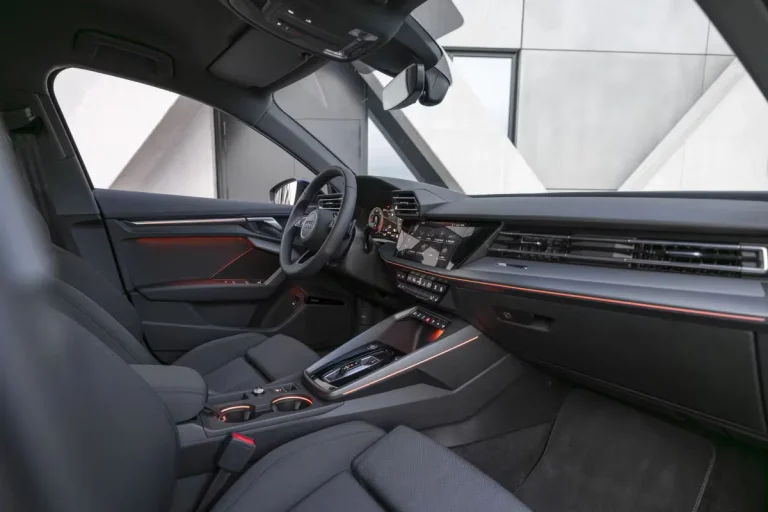 Audi A3 zakelijk leasen - voorstoelen en dashboard gezien vanuit het geopende portier