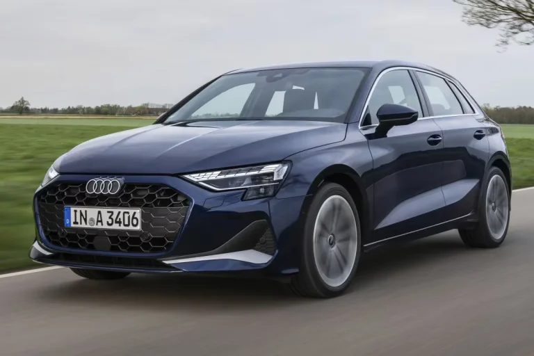 Audi A3 zakelijk leasen - schuin vooraanzicht van de donkerblauwe uitvoering bij een veld