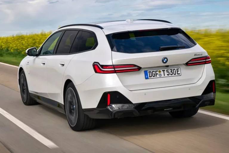 BMW 5-Serie Touring leasen - schuin achteraanzicht tijdens het rijden