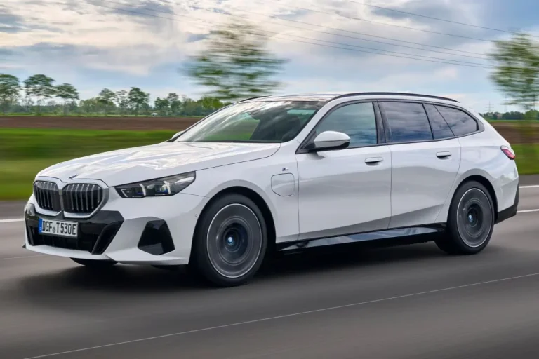 BMW 5-Serie Touring leasen - schuin vooraanzicht tijdens het rijden langs bomen