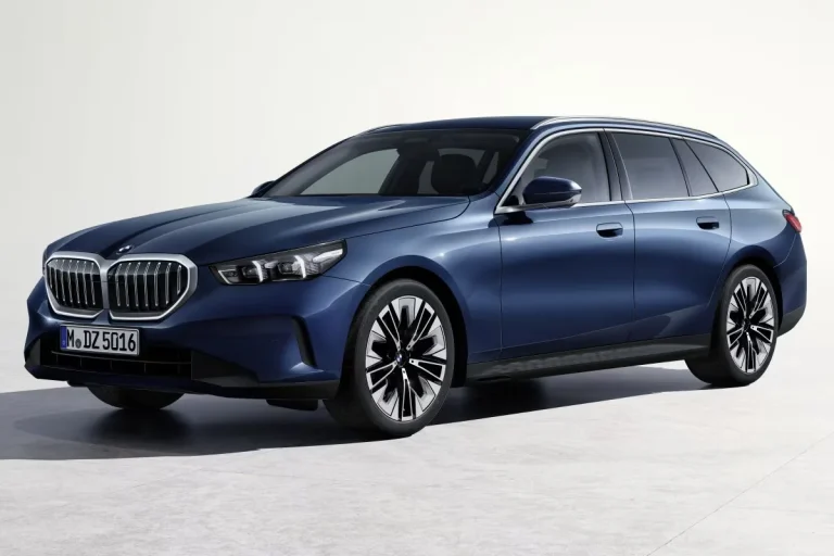 BMW 5-Serie Touring zakelijke lease - schuin vooraanzicht van de donkerblauwe uitvoering op witte studio-achtergrond