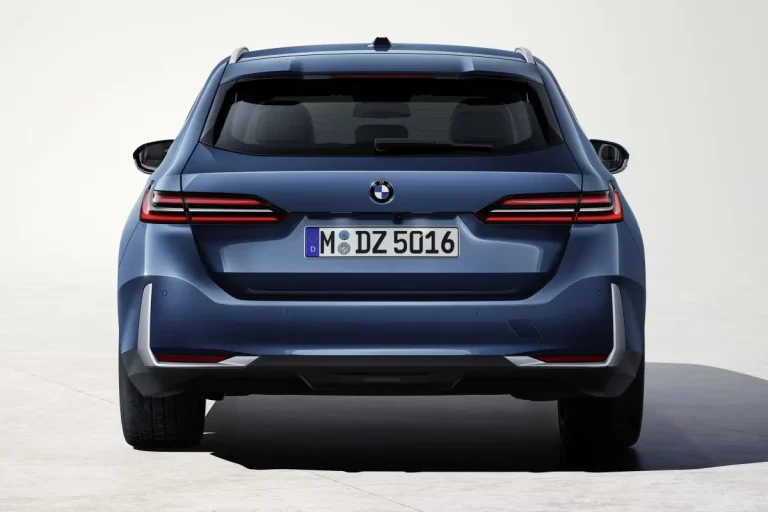 BMW 5-Serie Touring leasen - achteraanzicht van de donkerblauwe uitvoering op witte studio-achtergrond