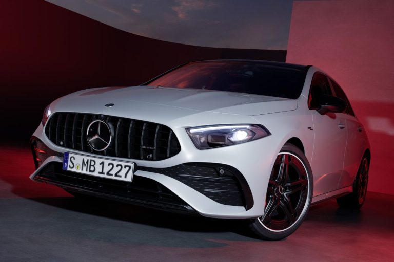 Mercedes-Benz A-Klasse leasen - voorzijde met verlichte koplampen