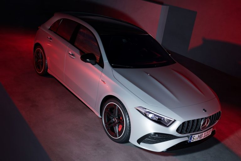 Mercedes-Benz A-Klasse zakelijke lease - sportieve uitvoering, voorzijde driekwart aanzicht