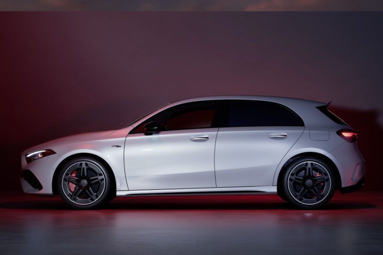 Mercedes-Benz A-Klasse full operational lease - zijaanzicht met AMG-velgen
