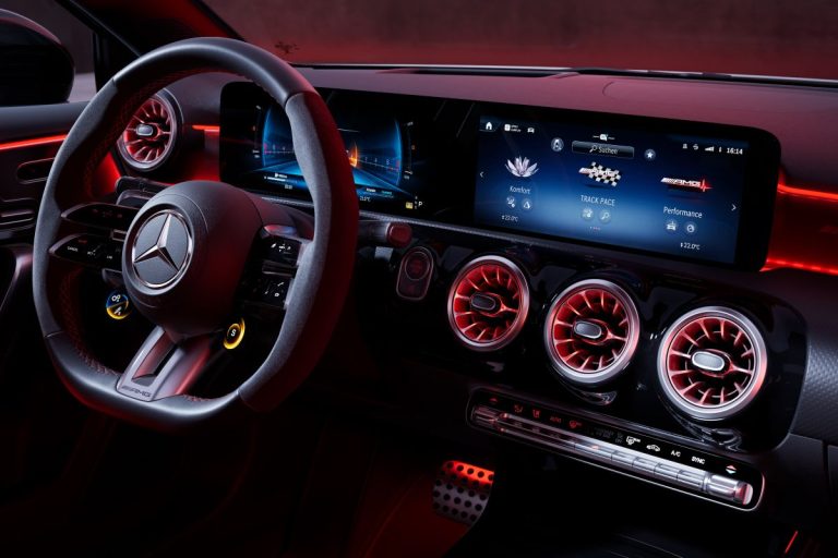 Mercedes-Benz A-Klasse zakelijke lease - AMG-stuurwiel en MBUX-infotainment