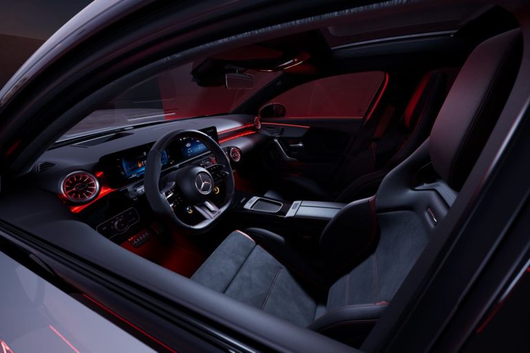 Mercedes-Benz A-Klasse A250e leasen - sportstoelen en cockpit in sfeerverlichting