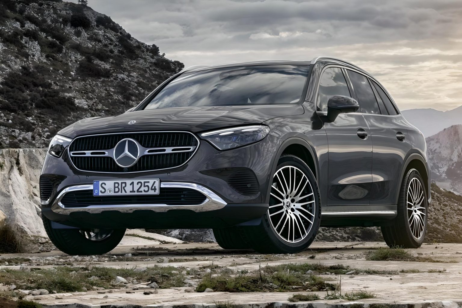 Mercedes-Benz GLC 300e 4MATIC Business Solution AMG zakelijke lease - schuin vooraanzicht in rotsachtig landschap