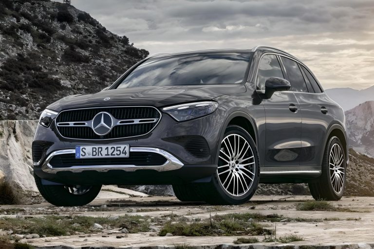 Mercedes-Benz GLC 300e 4MATIC Business Solution AMG zakelijke lease - schuin vooraanzicht in rotsachtig landschap