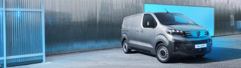 Peugeot Expert leasen - schuin vooraanzicht bij een blauw beplaat hekwerk