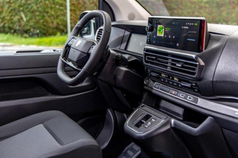 Peugeot Expert leasen - dashboard met stuurwiel en staand infotainmentscherm