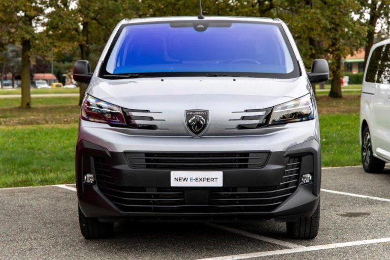 Peugeot Expert leasen - vooraanzicht van de zilvergrijze bestelbus met New E-Expert-kenteken