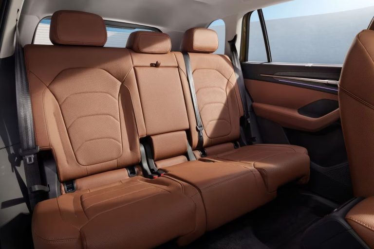 Skoda Kodiaq Leasen - close-up van de achterbank in cognackleurig leer