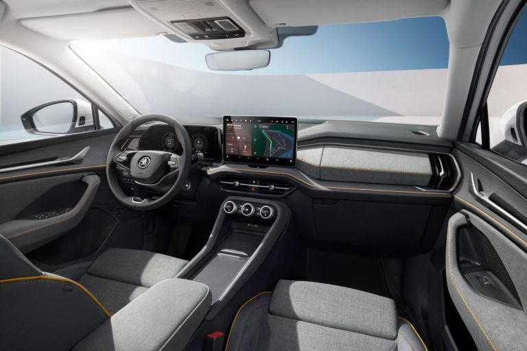 Skoda Kodiaq Leasen - dashboard met stuurwiel en infotainmentscherm in grijze interieurkleur