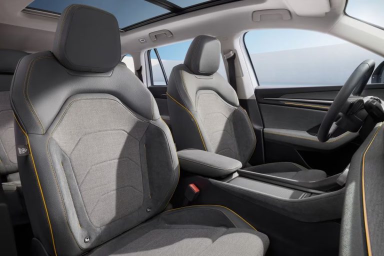 Skoda Kodiaq Leasen - close-up van de voorstoelen in grijze stof met geel stiksel