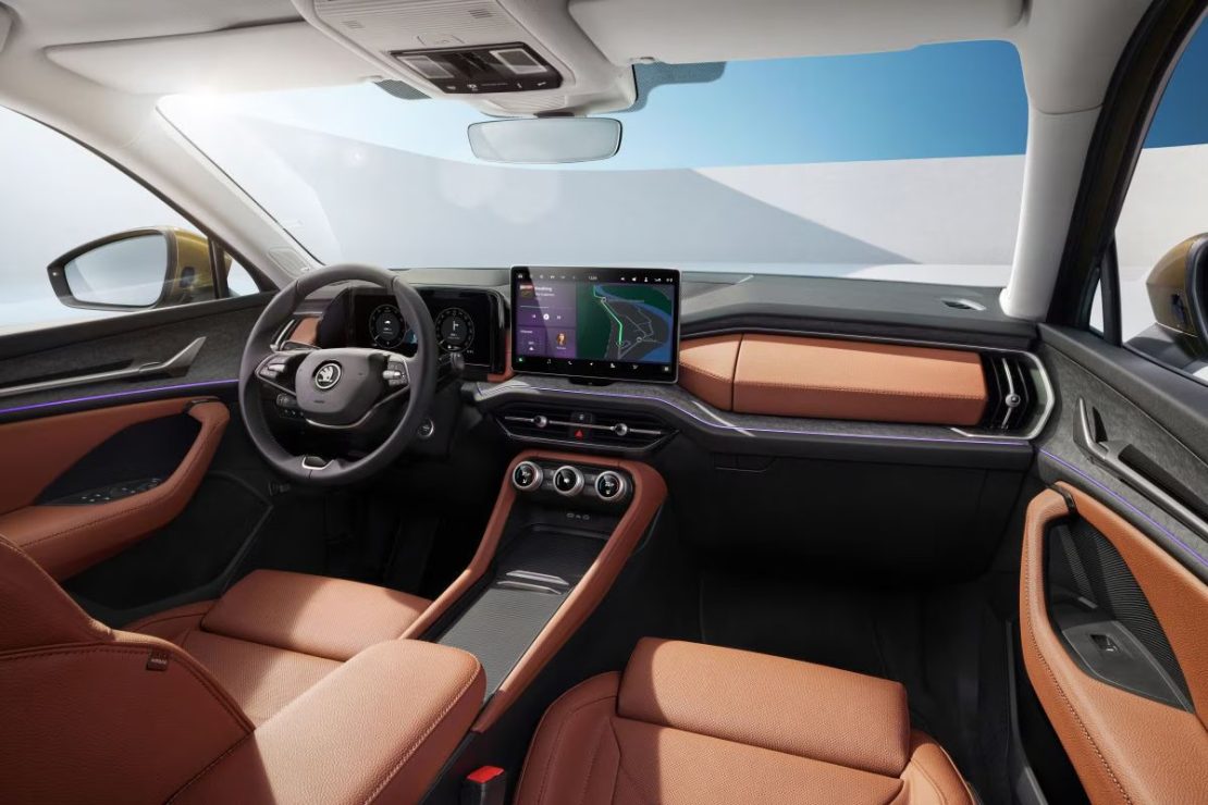Skoda Kodiaq Leasen - dashboard gezien door de voorruit in cognackleurig leer