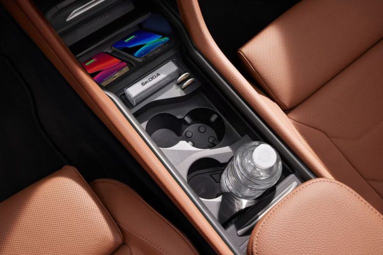 Skoda Kodiaq Leasen - close-up van de middenconsole met opbergvak en bekerhouders