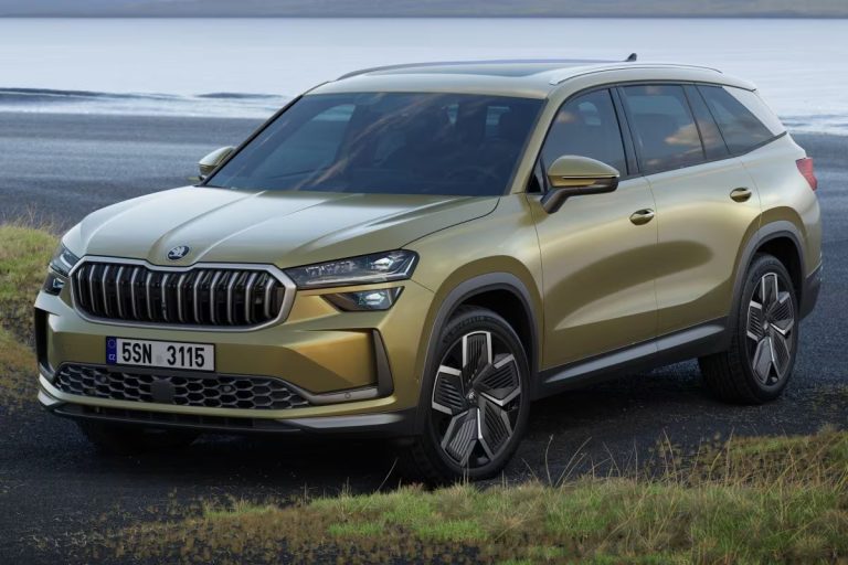 Skoda Kodiaq full operational lease - schuin vooraanzicht bij de kust