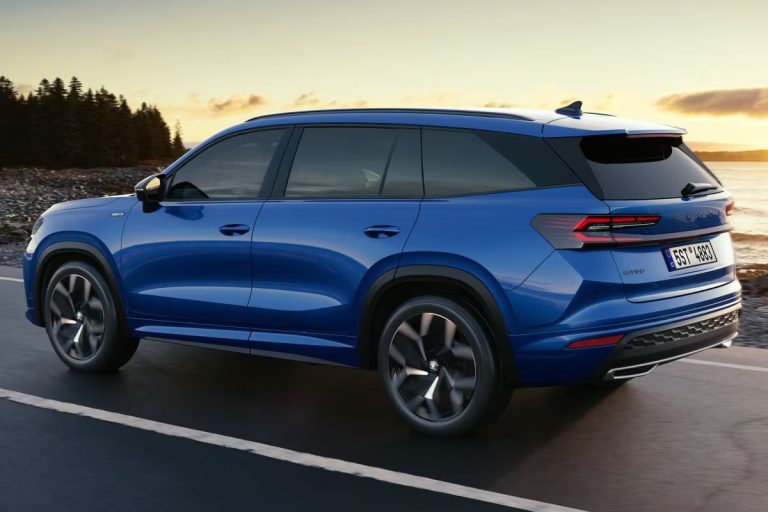 Skoda Kodiaq full operational lease - schuin achteraanzicht van de blauwe uitvoering tijdens het rijden bij zonsondergang