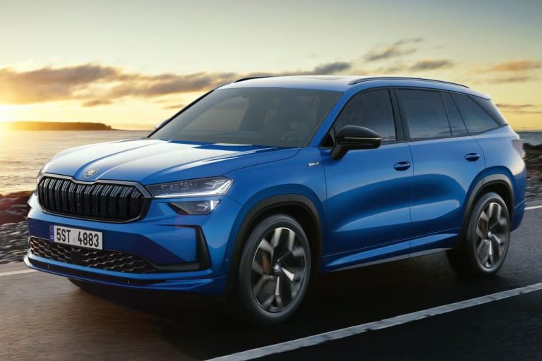 Skoda Kodiaq zakelijk leasen - schuin vooraanzicht van de blauwe uitvoering tijdens het rijden bij zonsondergang