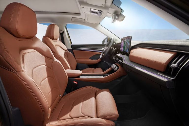 Skoda Kodiaq zakelijk leasen - close-up van de voorstoelen in cognackleurig leer