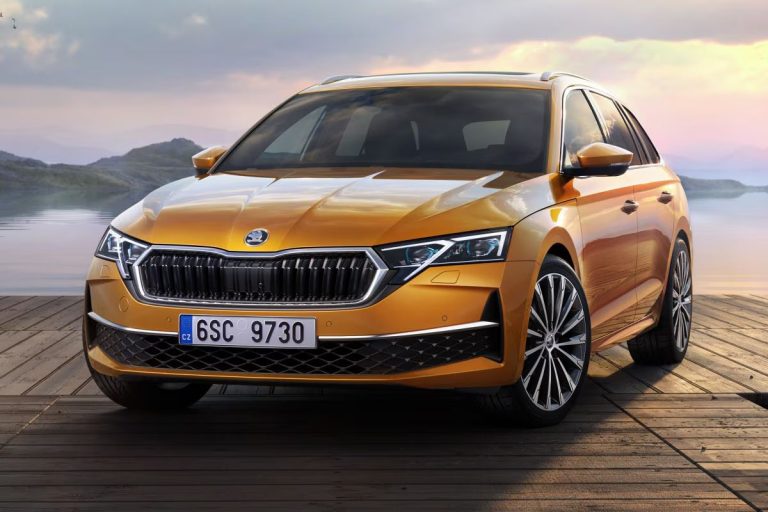 Skoda Octavia Combi leasen - schuin vooraanzicht van de koperkleurige stationwagon bij een meer