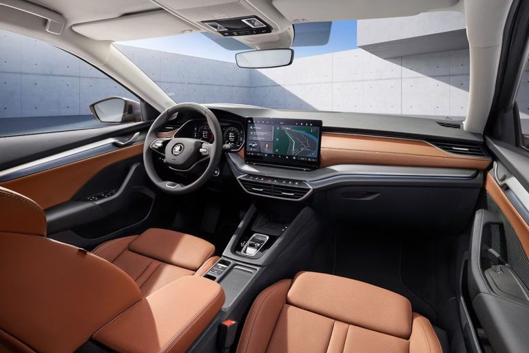 Skoda Octavia Combi leasen - dashboard met stuurwiel in cognackleurig leer en panoramadak