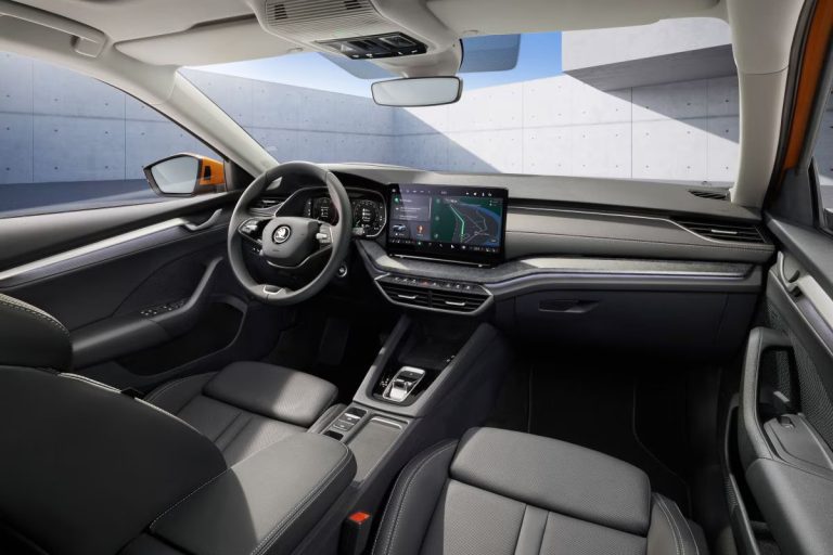 Skoda Octavia Combi leasen - dashboard met stuurwiel in grijze interieurkleur en panoramadak