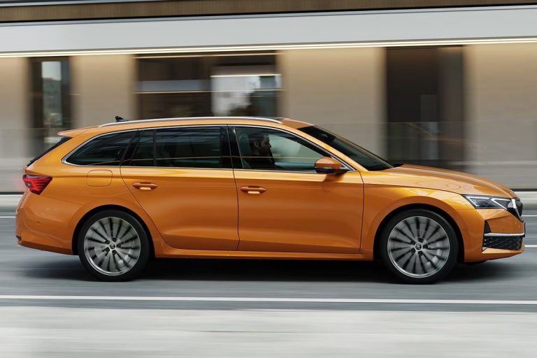 Skoda Octavia Combi leasen - zijaanzicht tijdens het rijden door de stad