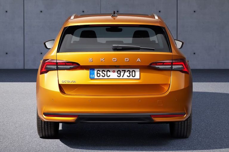 Skoda Octavia Combi leasen - achteraanzicht met Skoda Octavia-badge bij een betonnen gebouw