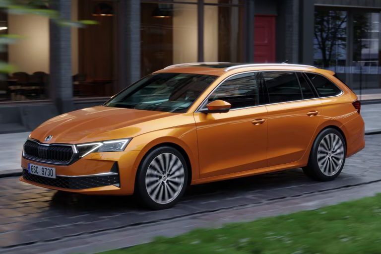 Skoda Octavia Combi leasen - zijaanzicht in een stedelijke omgeving