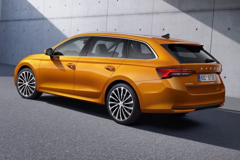 Skoda Octavia Combi leasen - schuin achteraanzicht bij een betonnen gebouw