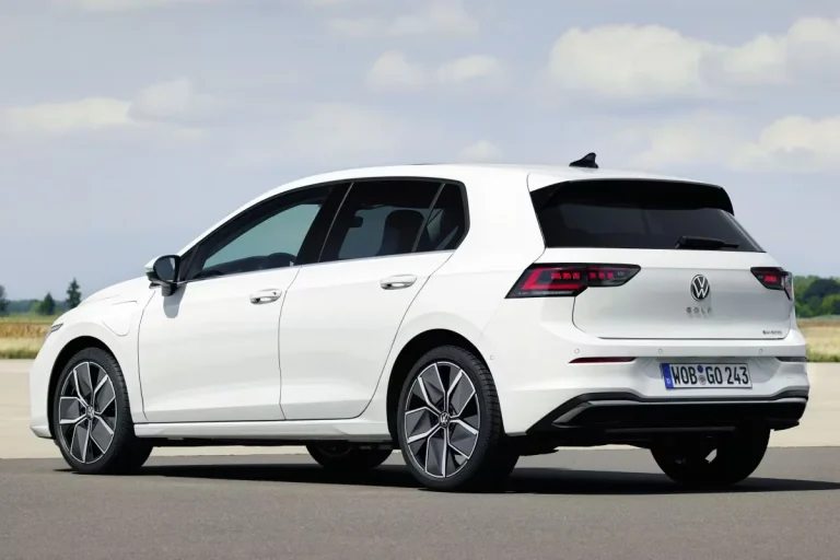 Volkswagen Golf 1.5 eHybrid DSG-6 Life Edition lease - schuin achteraanzicht