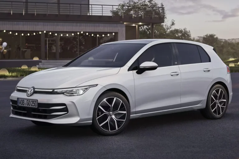 Volkswagen Golf zakelijke lease - schuin vooraanzicht bij een gebouw in avondlicht