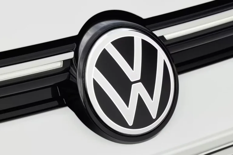 Volkswagen Golf 1.5 eHybrid DSG-6 Life Edition leasen - close-up van het VW-logo
