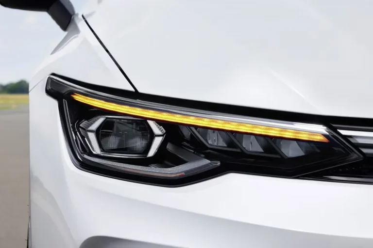 Volkswagen Golf zakelijk leasen - close-up van de koplamp