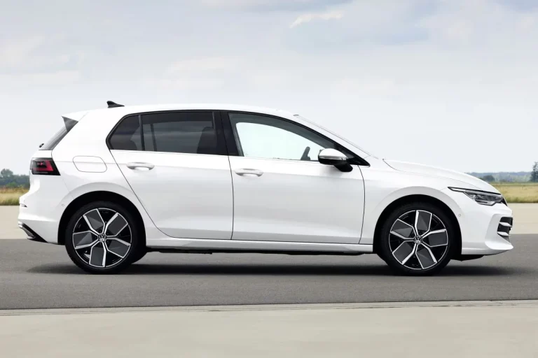 Volkswagen Golf 1.5 eHybrid DSG-6 Life Edition leasen - zijaanzicht, tweede hoek