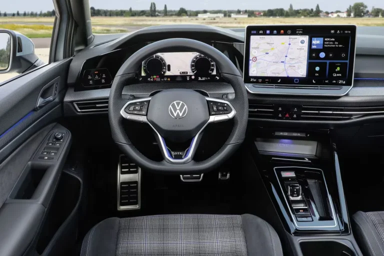 Volkswagen Golf 1.5 eHybrid DSG-6 Life Edition lease - dashboard met digital cockpit en infotainmentscherm