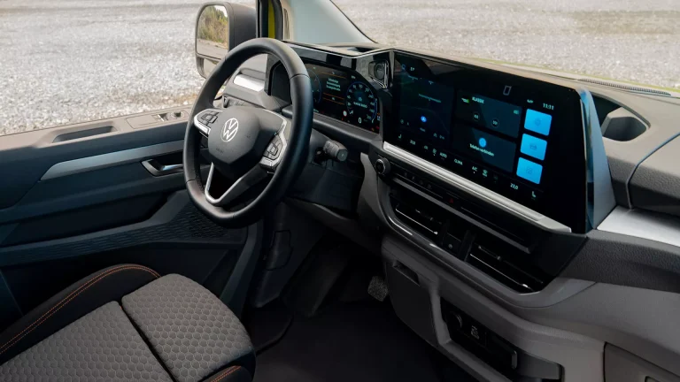 Volkswagen e-Transporter 71kWh 100kW Life L2H1 lease - dashboard met digital cockpit en infotainmentscherm