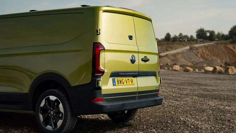 Volkswagen e-Transporter 71kWh 100kW Life L2H1 lease - close-up recht achteraanzicht