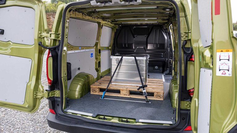 Volkswagen e-Transporter 71kWh 100kW Life L2H1 zakelijk leasen - laadruimte met vastgesjorde lading